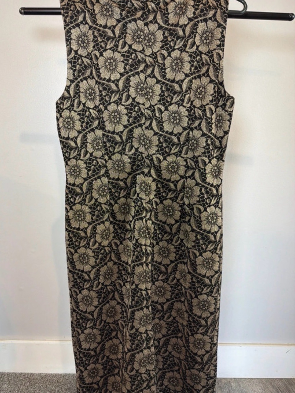 Floral Jacquard Sleeveless Midi Dress in Black and Gold